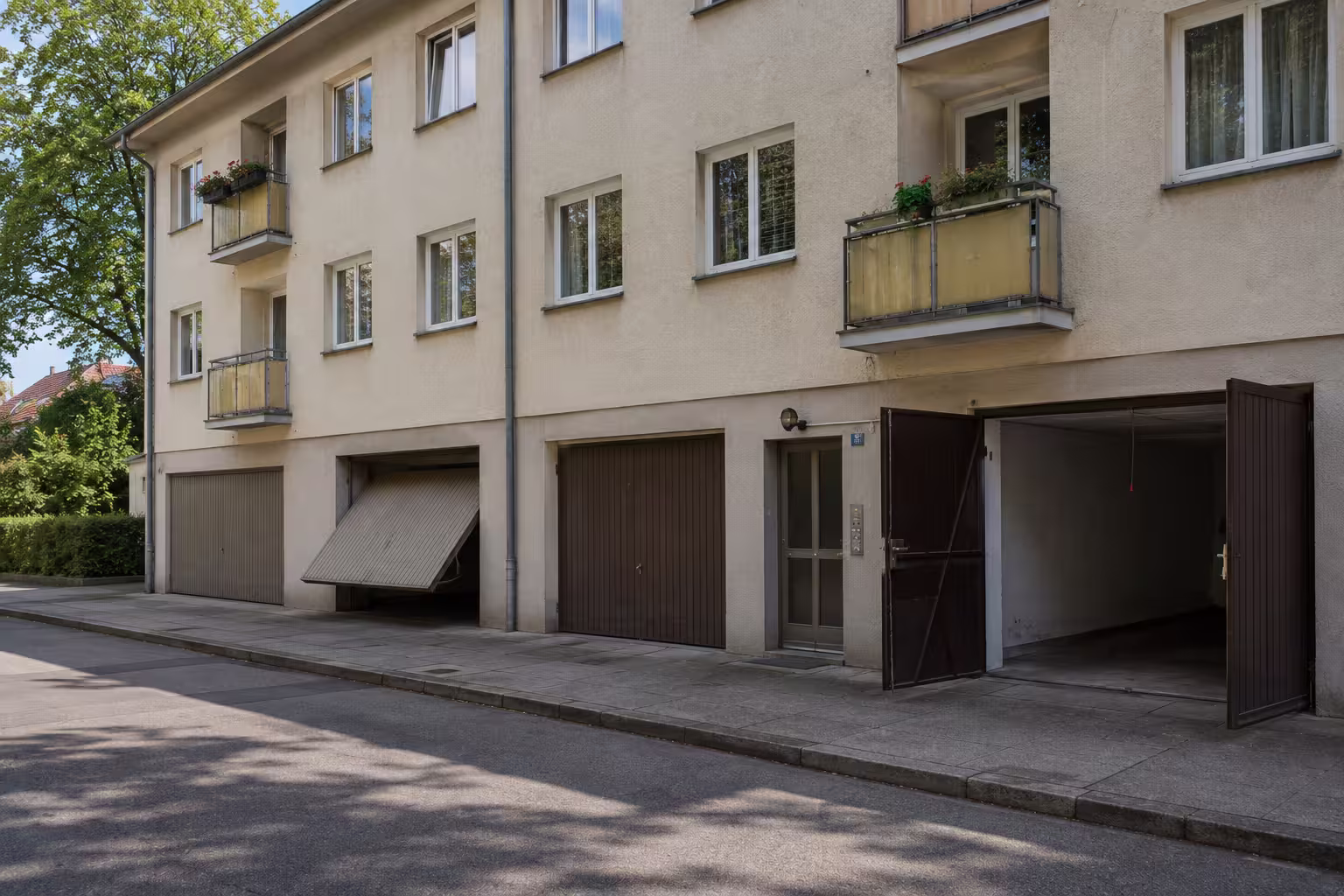 Wohnhaus mit Garagen und Kfz-Abstellplätzen