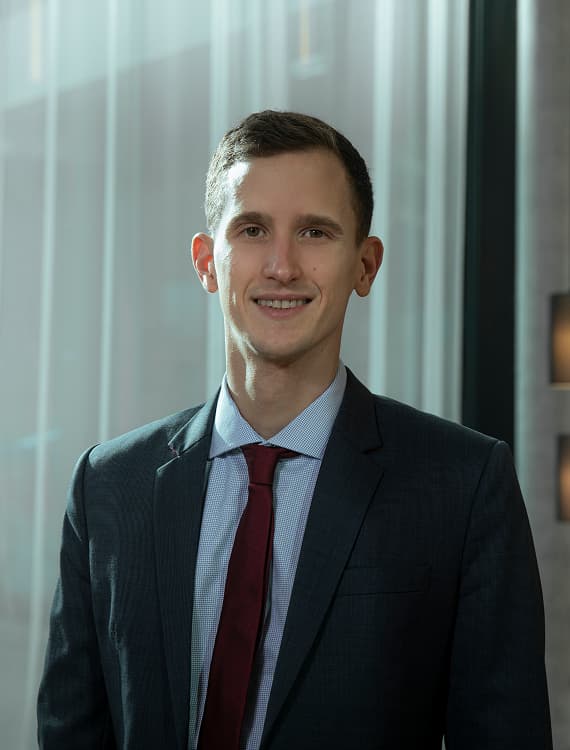 Foto von Alexander Kroesswang im Anzug